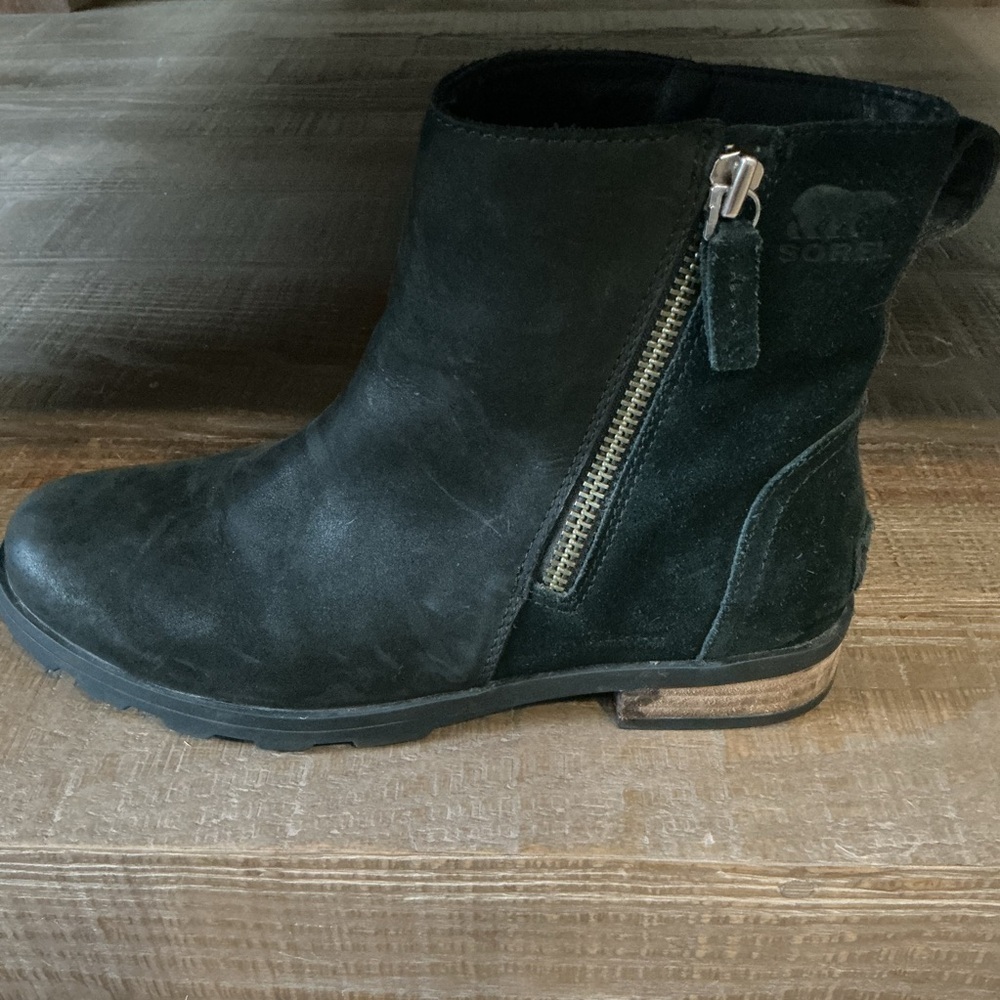 Sorel Emelie Zip booties in black leather and suede